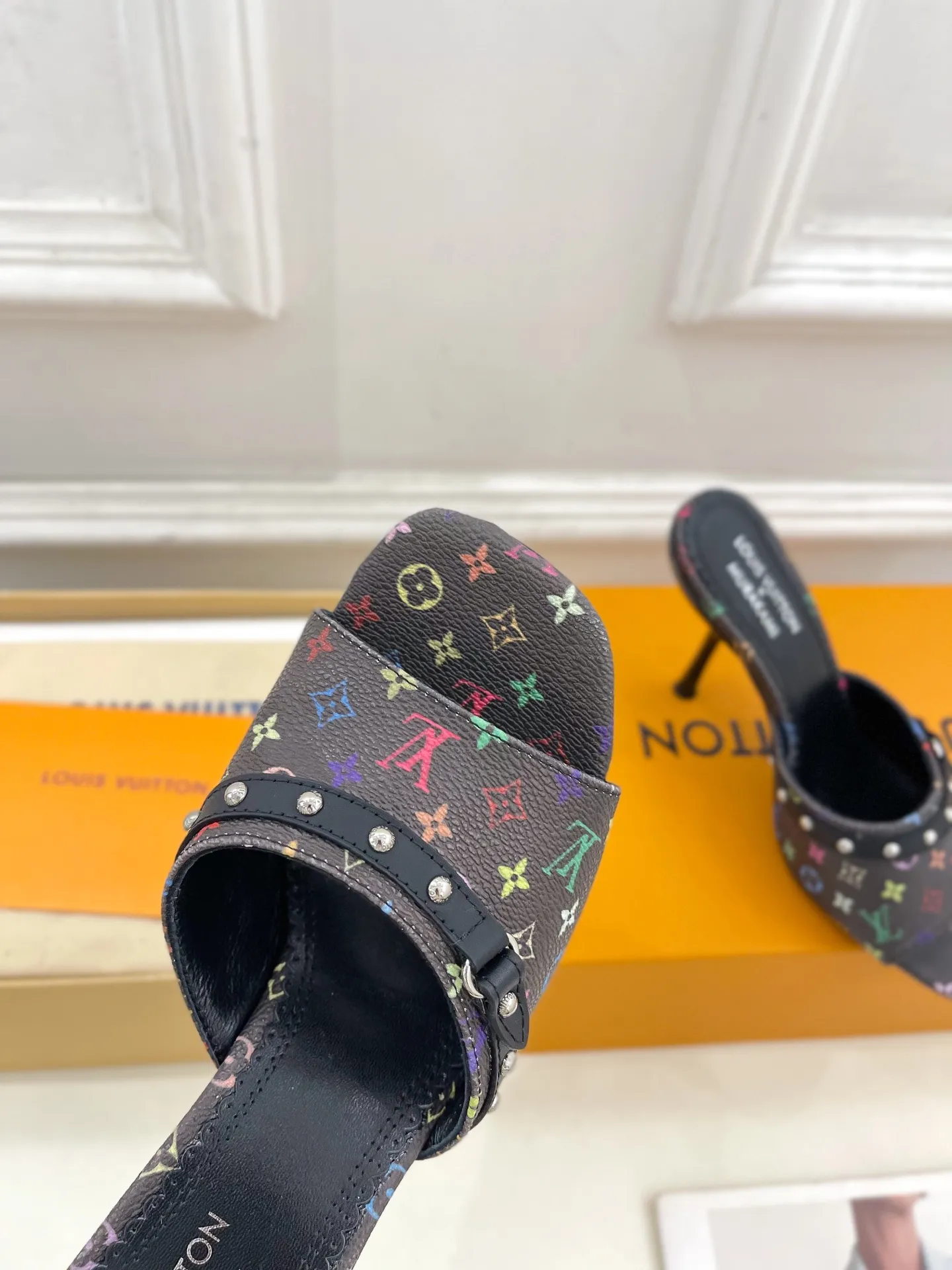 👟👟Ex-factory price 580👟👟 LV | Louis Vuitton 25𝐬𝐬 🧡💚2025 early spring new top version‼ ️The original version is the same. The counter features the latest LV Full of high-end feel! A popular model among bloggers at home and abroad, it’s retro and fashionable and looks amazing on your feet! Mainly recommended models on the official website★ ━━━━━ ЅᏇєєt ━━━━━ ▪️Upper: high-custom rainbow-colored presbyopia leather ▪️Lining: imported sheepskin ▪️Outsole: original Italian leather outsole ▪️Heel height: 5.5cm / 9.5cm ▪️Shoe size: 35-39 (34, 40, 41, 42 customized)